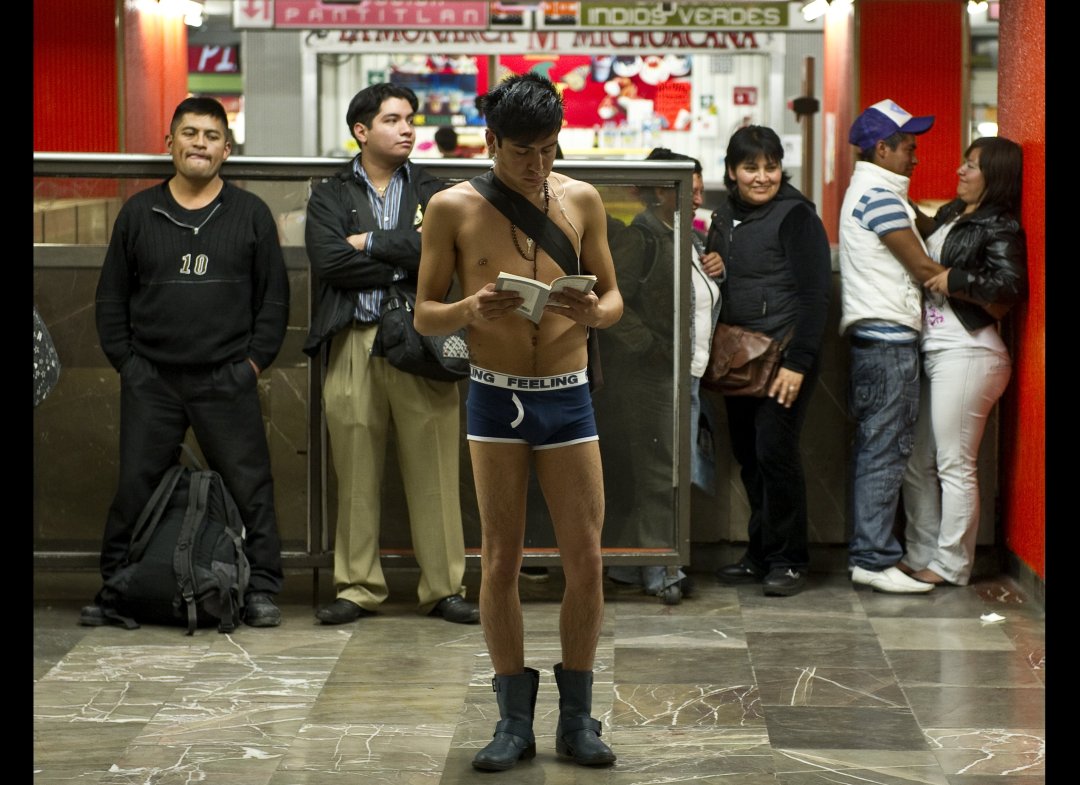 На улице без штанов. Пацаны без штанов. Мужчина без штанов. В метро без штанов. Юноша без штанов.