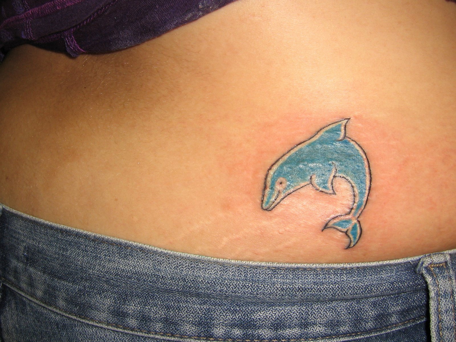 fotografia con tatuajes de delfines