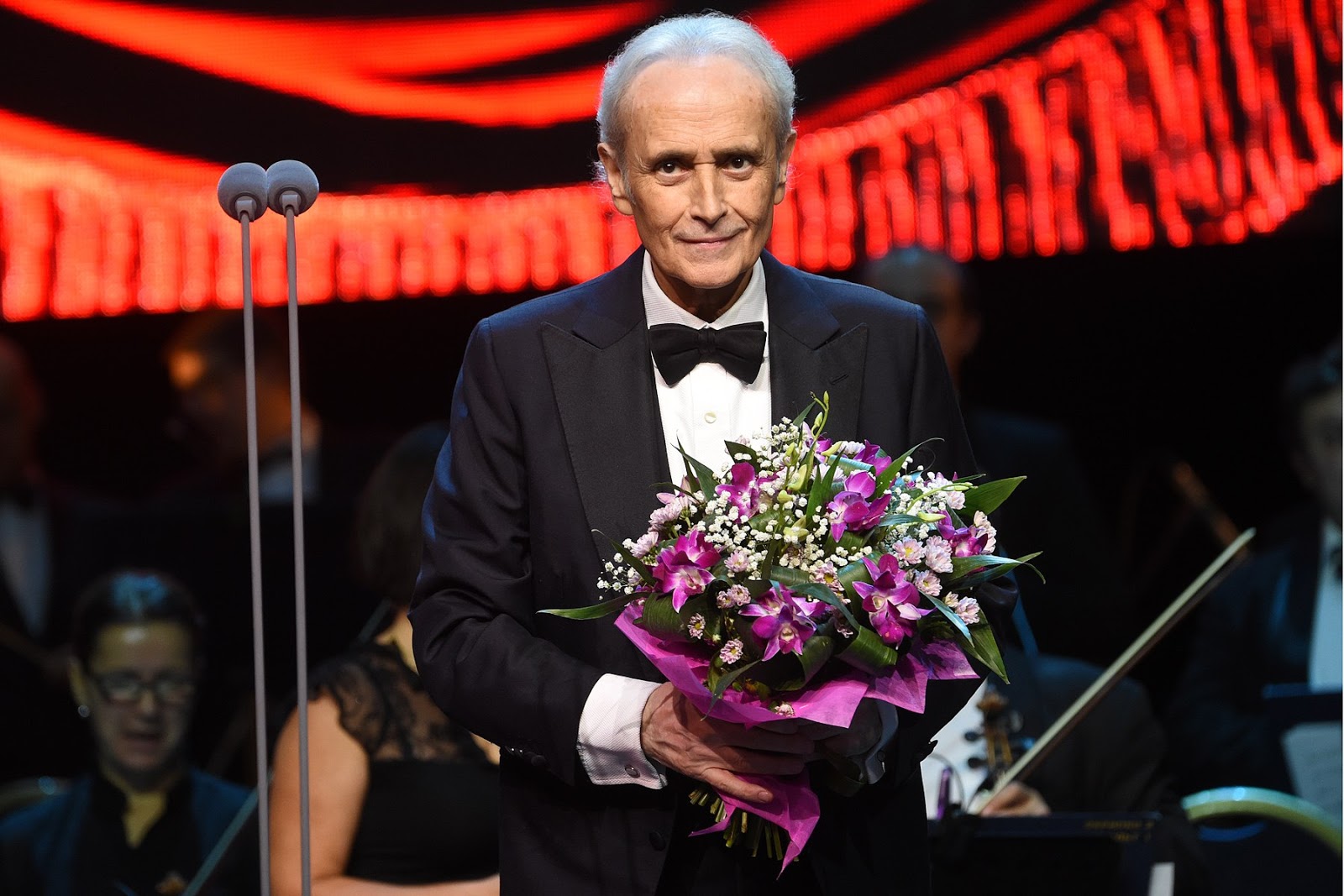 Хосе каррерас. Хосе каррерас. Хосе каррерас тенор. Пласидо доминго оперный певец. Хосе каррерас голос.