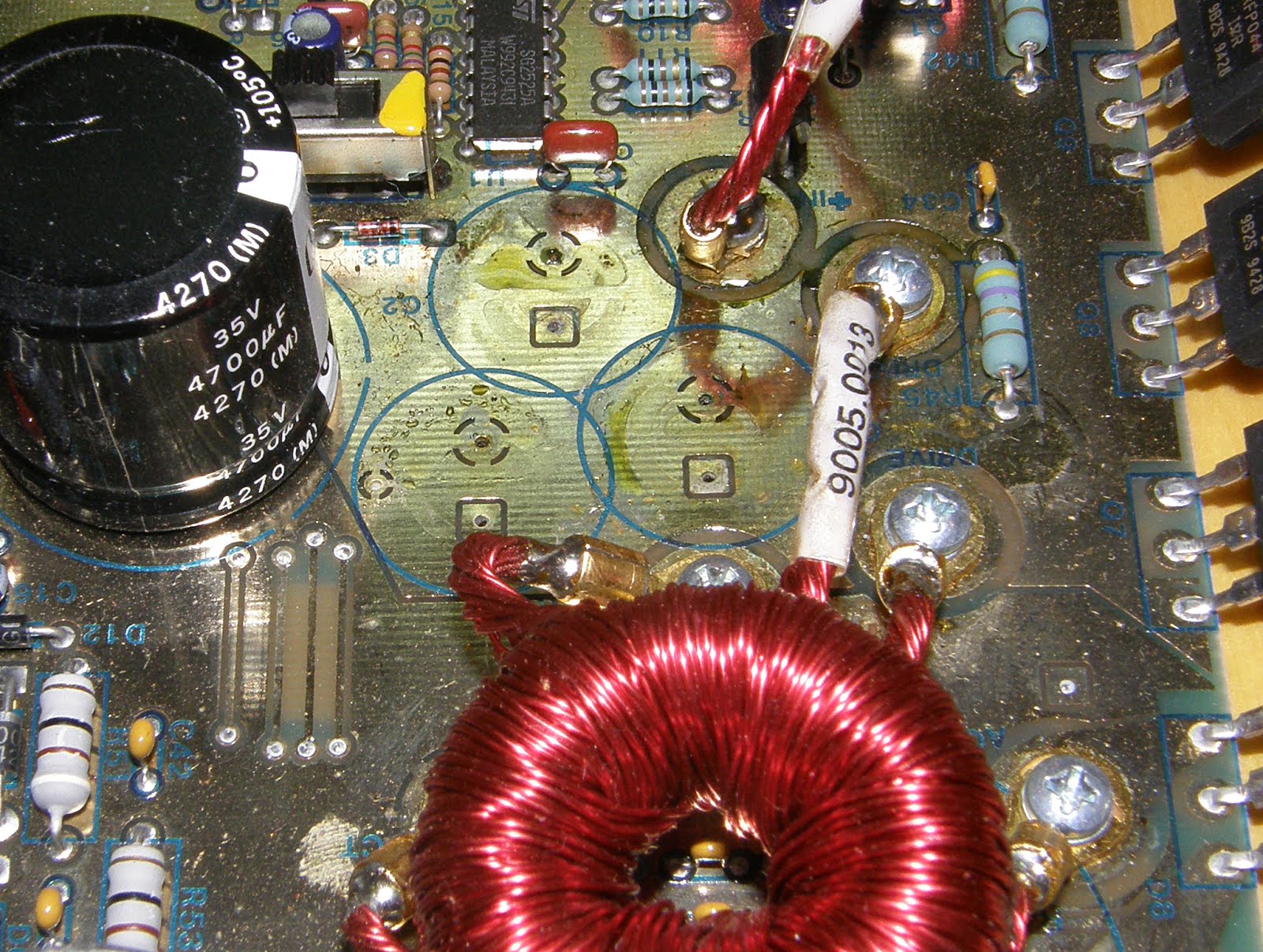 вытекший конденсатор. потекший конденсатор комбик. конденсаторы фильтра в pioneer a605r. конденсаторы в блоке питания компьютера. вытекли конденсаторы на платах телевизора.