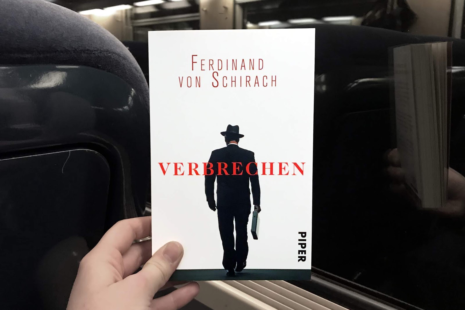 Rezension Das Haus der bunten Bücher Ferdinand von Schirach Verbrechen