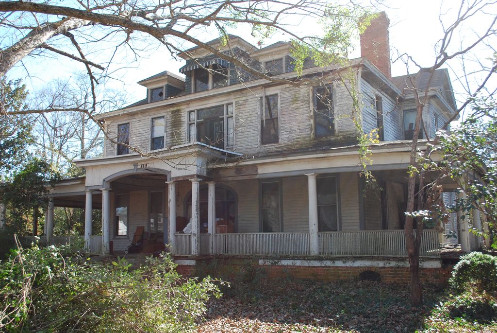 Sweet House Dreams 1910 Victorian in Red Springs, North Carolina