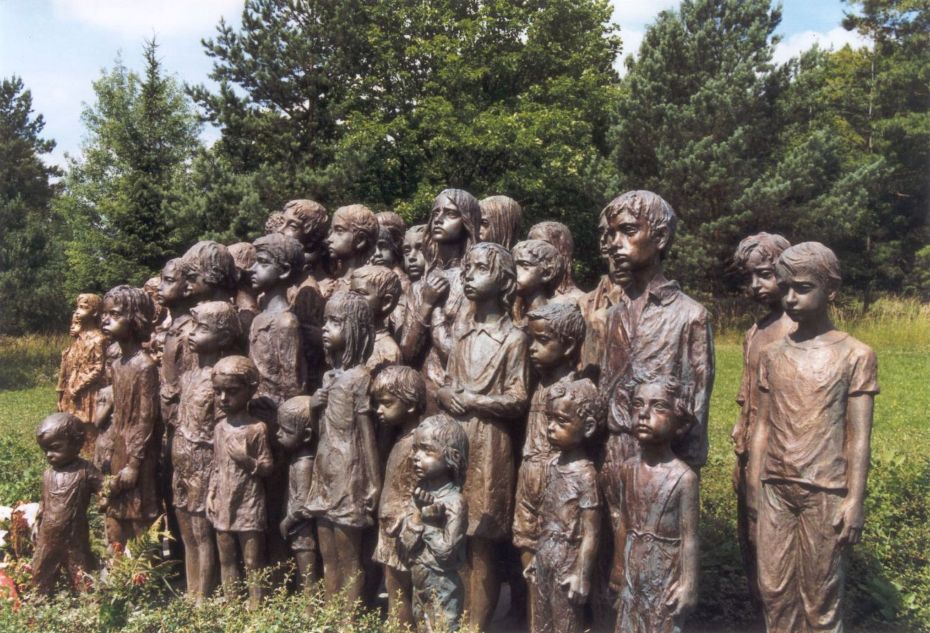 Infancia de bronce en Lídice (Bohemia central, república checa) Monumento a la inocencia asesinada