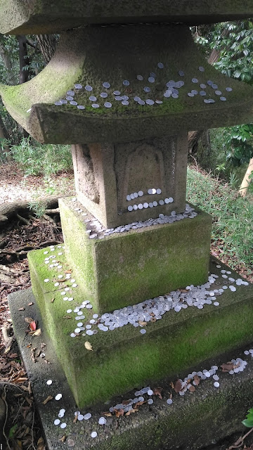Sur le chemin on trouve un autel avec plein de pièce de 1 yen