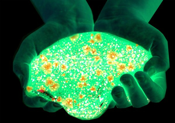 FUN KID PROJECT: Make glowing Grinch slime! So fun & smells just like Christmas! #slime #Christmas #crafts #kids