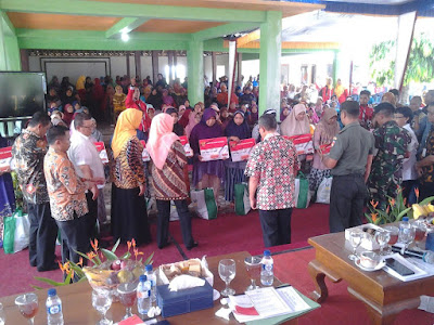 MENTERI SOSIAL SERAHKAN BANTUAN SOSIAL NON TUNAI TAHAP IV