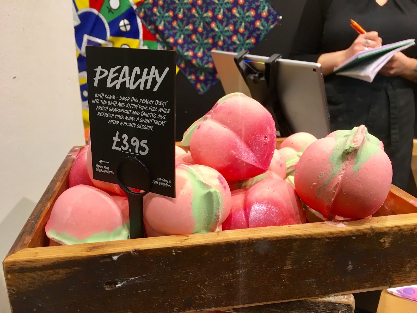 lush-peachy-bath-bomb