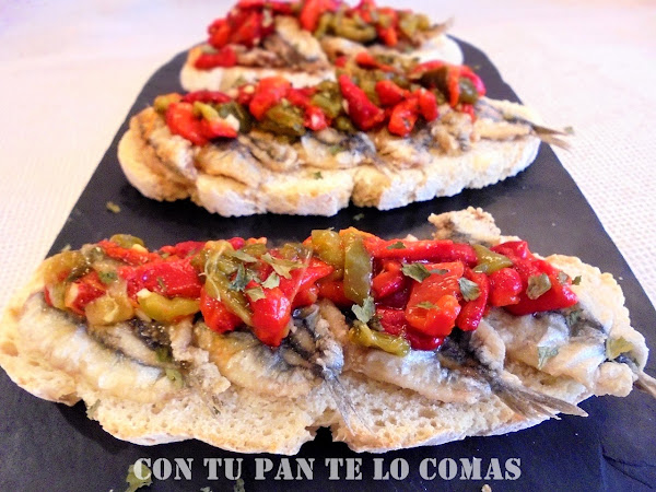 Tostas de boquerones y pimientos
