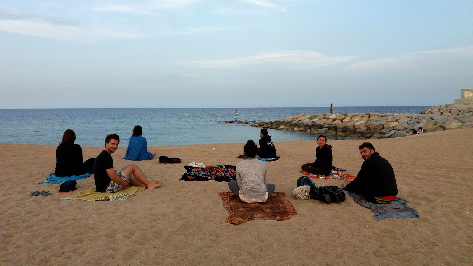 YOGA EN BADALONA Yoga mirando al mar