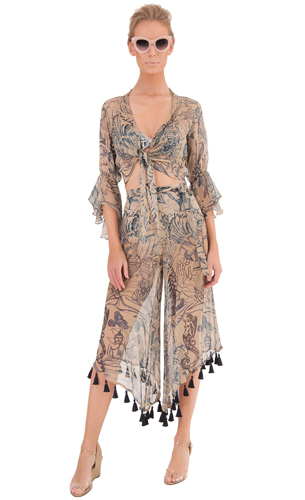 Coleção verão Adriana Degreas 2016 conjunto de blusa com amarração e pantacourt com tassel, look com óculos de sol Adriana Degreas coleção verão 2016 blusa e pantacourt