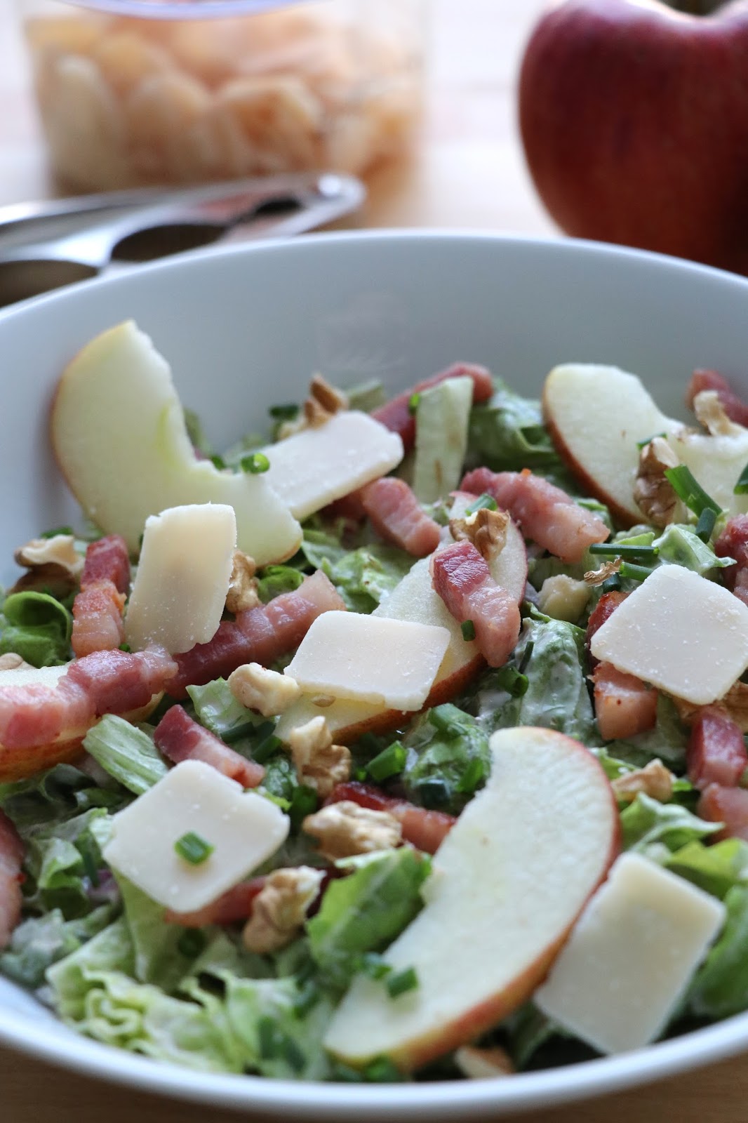 The Cook Time Salade sucréesalée laitue, pommes, lardons, sauce légère au yaourt
