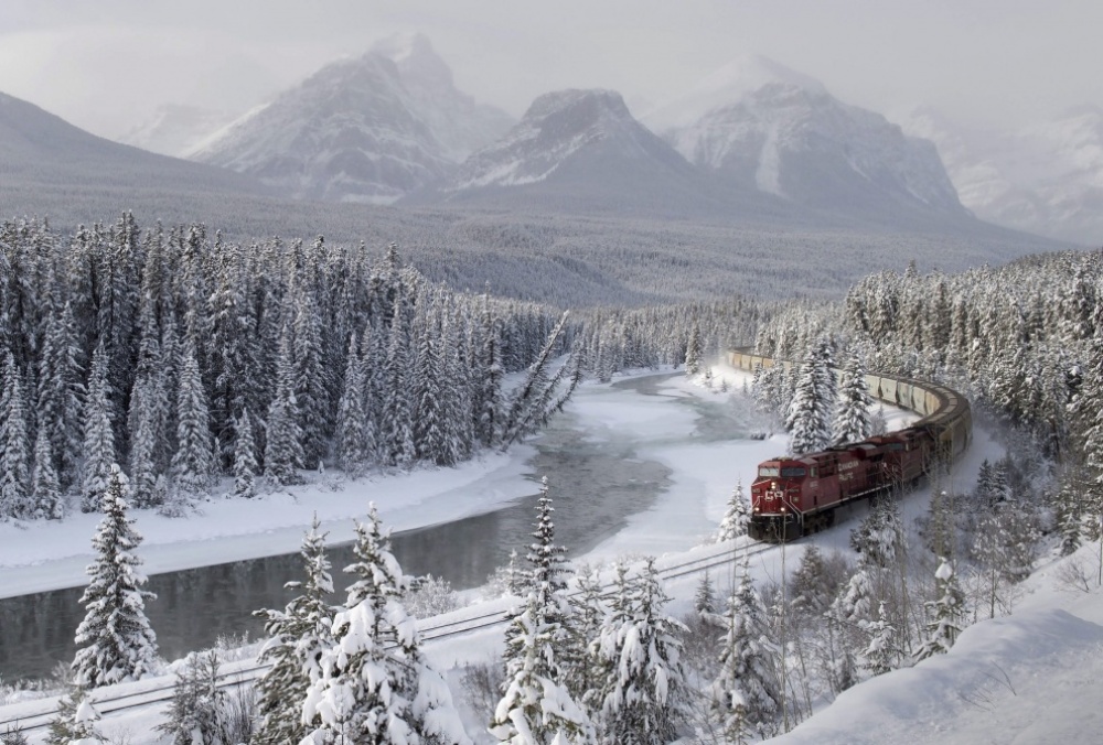 The 100 best photographs ever taken without photoshop - A cargo train at Morant’s Curve