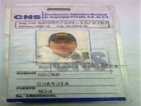Delincuente armado asalta a pasajeros de microbús y se le cae su credencial Delincuente armado asalta a pasajeros de microbús y se le cae su credencial
