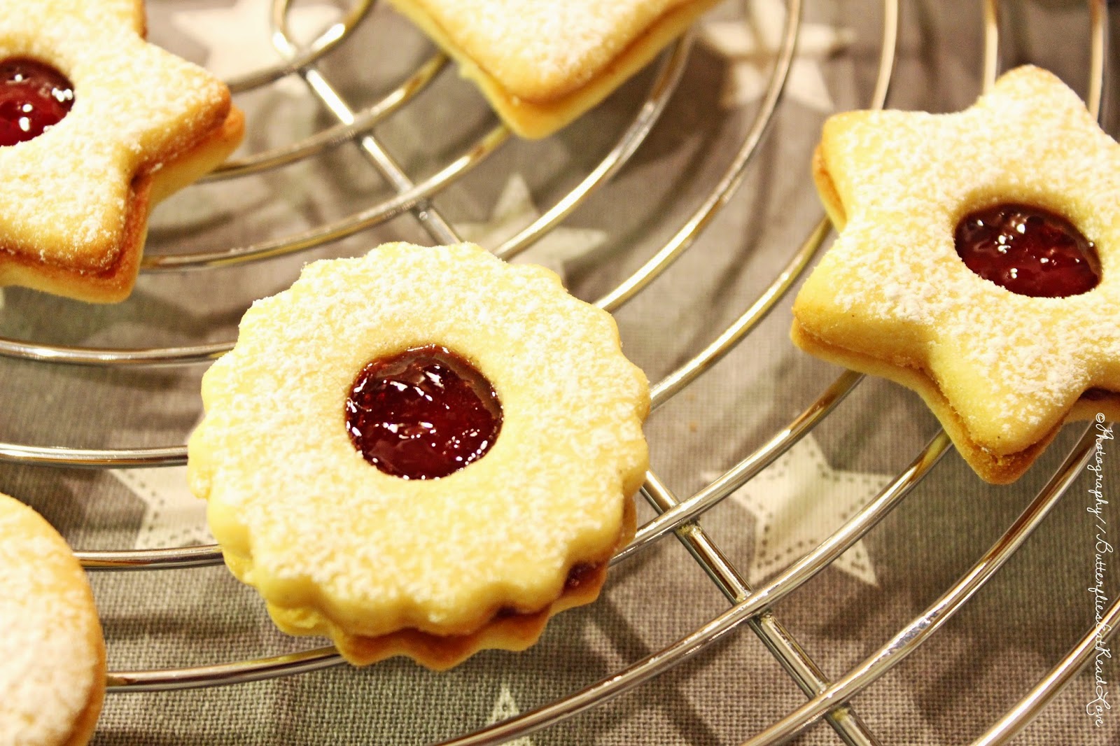 ButterfliesEatReadLove: [in der Weihnachtsbäckerei] Spitzbuben