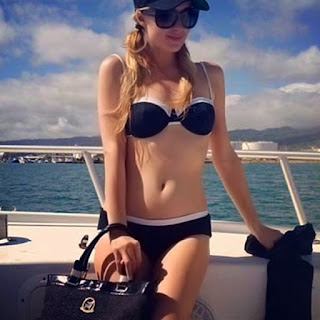 Paris Hilton in black and white bikini Paris Hilton in black and white bikini