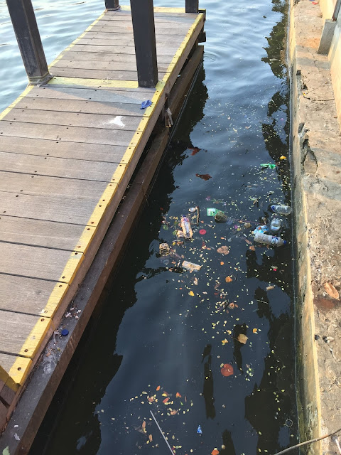 sampah botol plastik di pantai ancol