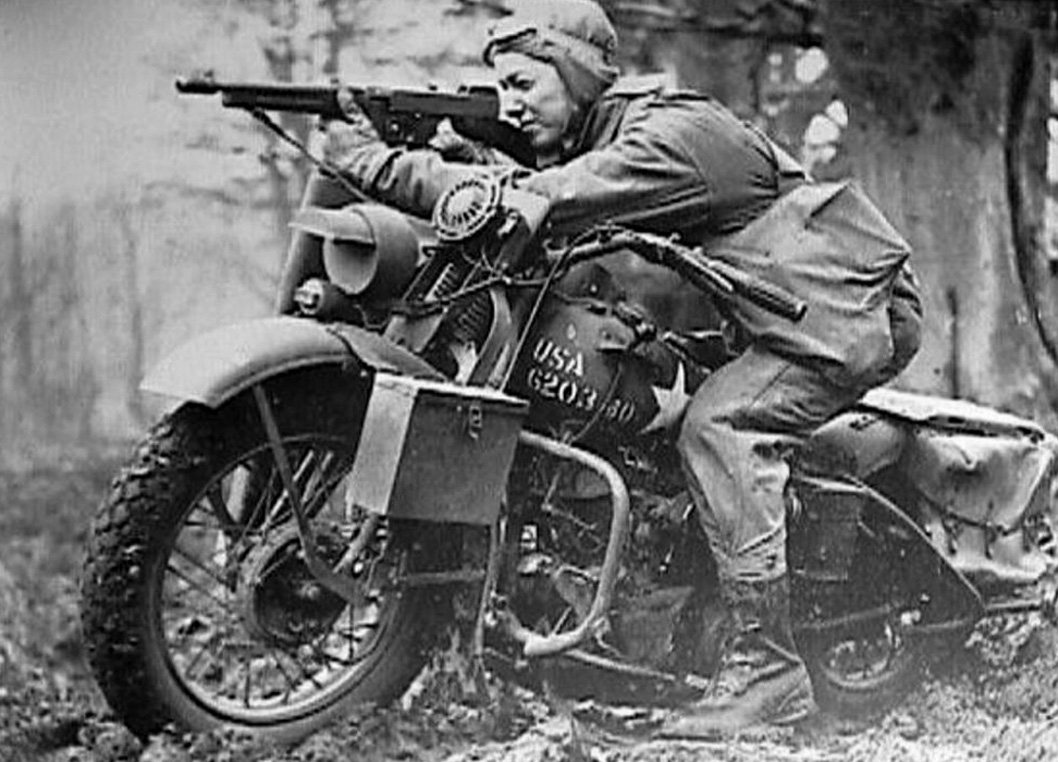 Байков военная сцена. М72 мотоцикл 1941 1945. Харлей Дэвидсон вторая мировая. Мотоциклы Харлей Дэвидсон второй мировой. Военный мотоцикл 1914 Harley-Davidson.