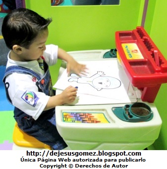 Niño Dibujo de niño pintando a Pocoyó por Jesus Gómez