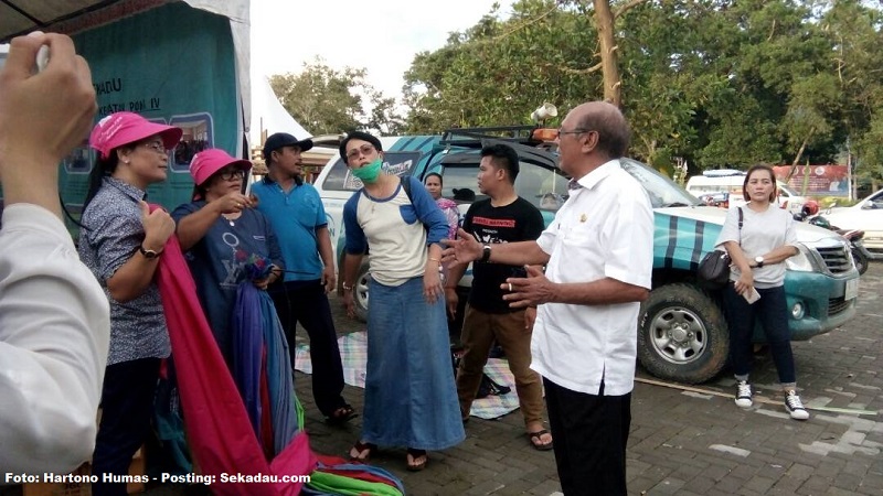 Bupati Kayong Sambangi Ibu Ibu Saat Dekorasi Stand Bupati Kayong utara Hildi Hamid juga mengucapkan selamat datang kepada rombongan PKK sekadau. Usai bincang bincang dengan ibu ketua dan wakil ketua PKK, bupati Hildi Hamid meninggalkan stand sekadau. Ketua TP PKK Sekadau Kristina Rupinus juga menyampaikan terima kasih atas semangat gotong royong yang dilakukan oleh rombongan PKK Sekadau dalam mendekorasikan stand PKK.