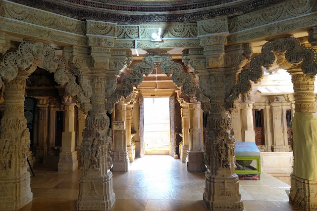 beautifully sculptured toranas inside the temple beautifully sculptured toranas inside the temple
