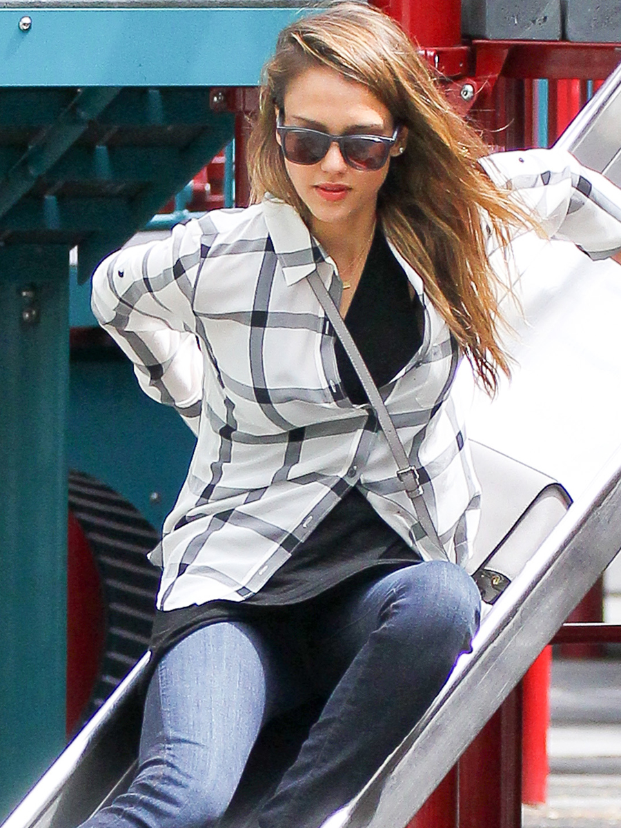 Jessica Alba é clicada com o seio à mostra em Nova York