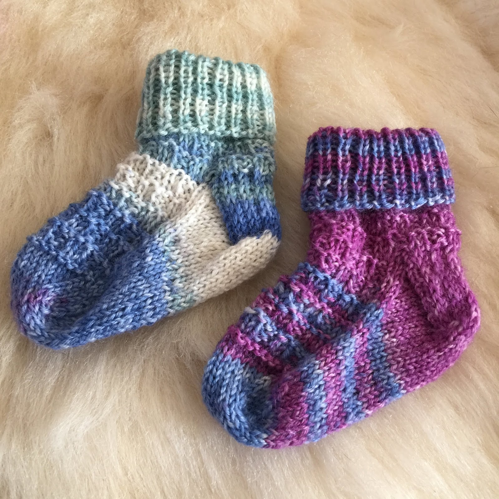 The Woolly Adventures of a Knitting Kitty: Itty Bitty baby socks