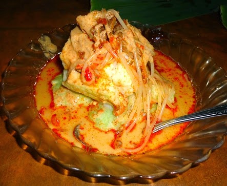 Kuliner Lontong Campur khas Glenmore, Banyuwangi.