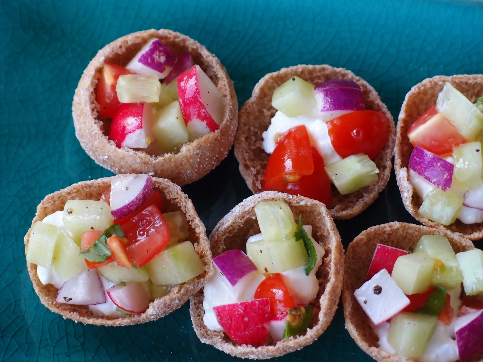 The VegHog Rye crisps with fresh vegetables and cottage cheese
