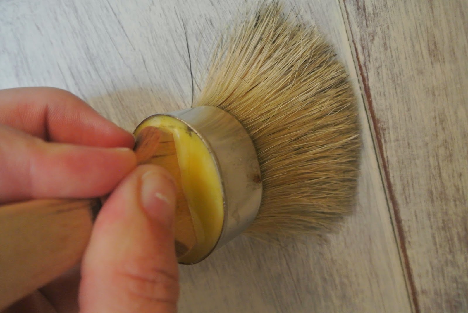 Madame Butterfly Chalky Paint Round Brush vs Flat Brush when painting