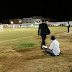 Sem cabine, radialista narra jogo sentado à beira do gramado em Pernambucano