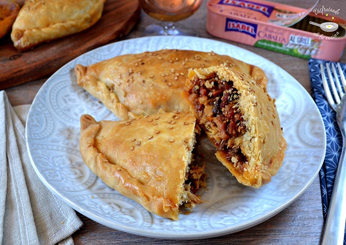 Empanadillas caseras de caballa con chorizo y jamón serrano (Receta fácil)