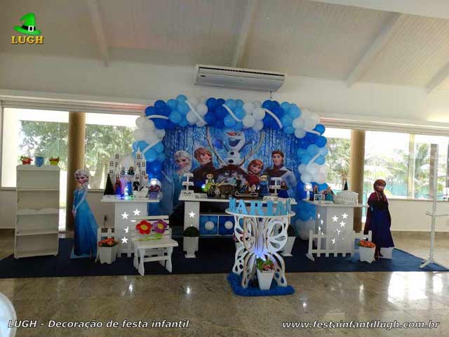 Decoração tema Frozen em mesa provençal luxo para festa feminina