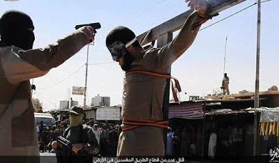 1a1ab ISIS terrorists crucify spies, cut off man’s finger for stealing and throw another off the roof for being gay. (Graphic Photos)