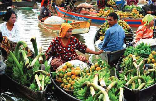 Hasil gambar untuk interaksi sosial masyarakat di pasar terapung