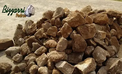 Pedra para alicerce da construção com pedra moledo.