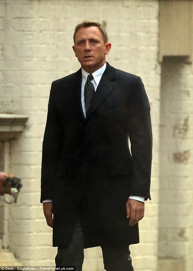 007 TRAVELERS: Daniel Craig running stairs of Westminster Bridge while ...