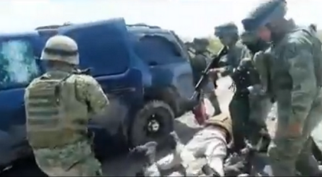 Eran sicarios de "Grupo Escorpión" los que se enfrentaron a militares y fueron puestos besando el piso