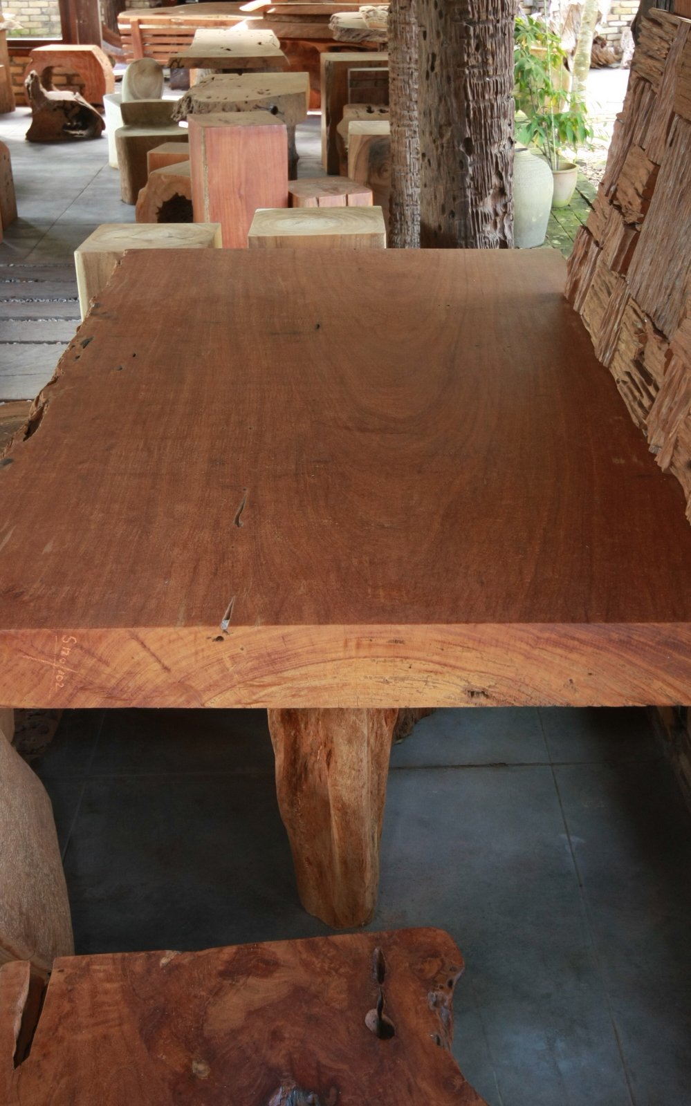 Wood Art Asia Dining Table with artistic leg