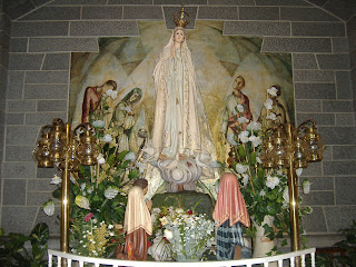 Celebramos hoy, en medio del tiempo de Cuaresma, una gran fiesta: la Anunciación del Señor a la Sma. Virgen, a través del ángel Gabriel. La primera Lectura del profeta Isaías (Isaías 7,10-14;8,10) nos recuerda las (promesas de Dios a David) promesas mesiánicas de Dios a Israel. A partir de allí, toda la historia del pueblo elegido gira entorno a estas grandes promesas. Pero en el tiempo de María queda sólo un pequeño resto que mantiene viva esa fe expectante. La Sma. Virgen no sólo forma parte de este grupo fiel, sino que es, a la vez, su centro y su culminación. En la Anunciación ha llegado, por fin, esa hora que fue anunciada, por los profetas y que el pueblo esperaba desde hacía siglos. El encuentro del ángel con María resulta uno de los momentos más grandes de la historia de Israel y de toda la humanidad. Esta historia pasa ahora por Ella, depende de Ella, culmina en Ella - pero en provecho de todos. De una manera única se tocan el cielo y la tierra, la grandeza de Dios y la pequeñez de su creatura. A Ella Dios la ha elegido para revelar su misterio, mantenido en secreto durante siglos. En el seno de María se hará realidad la promesa de Dios: El Señor le dará el trono de David, su padre y reinará sobre la casa de Jacob para siempre, le anuncia el ángel a María. El llamado a María, por medio del ángel, es significativo para el actuar de Dios frente al hombre. Podemos verlo, sobre todo, en 3 características: (1) Dios prefiere a los humildes, a los pequeños, a los sencillos. Por eso escoge a María, la esclava del Señor. Ella es humilde, porque conoce la distancia infinita que hay entre Dios y Ella. María se siente una hija pequeña e insignificante de su pueblo. Por eso se turba cuando el ángel la saluda: Alégrate, llena de gracia, el Señor está contigo. (2) Una segunda característica: Para los sucesos verdaderamente grandes de la historia y de nuestra vida, Dios no elige la agitación y la turbulencia del mundo, sino elige la soledad y la tranquilidad. Los momentos más grandes suelen ser los más silenciosos y ocultos. Así sucede también en este encuentro singular entre el cielo y la tierra: tiene lugar en la soledad y paz de la casa de María, ignorado por el mundo. (3) Además, la Anunciación nos revela, que Dios toma en serio al hombre y su libertad. Por eso no quiere realizar sus planes de salvación sin la colaboración y el consentimiento libres del hombre. En la escena del Evangelio, este respeto de Dios ante la dignidad y libertad del ser humano se expresa de un modo impresionante. Dios le da a María la posibilidad de aceptar a rechazar su misión. Dios pone el destino de la humanidad en las manos de esta virgen sencilla. La respuesta de María en esta hora decisiva resulta ejemplar para todos nosotros: Hágase en mí según tu palabra. Ella acepta, aunque no vea ni comprenda. Por eso, lo más extraordinario de María, en la hora de la Anunciación, es su fe. María es la primera creyente de la Iglesia: La Madre de todos los creyentes, como la llaman los Padres de la Iglesia. Ella es modelo de nuestra fe, no sólo en la hora de la Anunciación, sino también en toda su vida. El ángel se retira y Ella queda sola, sola con su gran misterio, sin posibilidad de explicárselo a nadie. Y se inicia su doloroso camino de fe. Desde ese mismo momento comienza a ser la Madre Dolorosa. Recordemos nomás su situación difícil frente a San José, el nacimiento en la miseria, la matanza de los inocentes, la fuga a Egipto, hasta la muerte de su Hijo en la cruz. Ésta y no otra es también nuestra suerte, si queremos ser cristianos auténticos. La fe no es un seguro cómodo de la vida, sino es un salto en el vacío, un camino de lucha continua, que incluye también la cruz. Pero tenemos en María una Madre que nos precedió en este camino y que nos acompaña, de nuevo, con su ayuda, su estímulo y su consuelo. Y al final de nuestra vida, Ella nos espera para llevarnos a la Casa del Padre, para siempre. ¡Qué así sea! En el nombre del Padre, del Hijo y del Espíritu Santo. Amén. Padre Nicolás Schwizer Instituto de los Padres de Schoenstatt ©Evangelizo.org 2001-2017 Celebramos hoy, en medio del tiempo de Cuaresma, una gran fiesta: la Anunciación del Señor a la Sma. Virgen, a través del ángel Gabriel. La primera Lectura del profeta Isaías (Isaías 7,10-14;8,10) nos recuerda las (promesas de Dios a David) promesas mesiánicas de Dios a Israel. A partir de allí, toda la historia del pueblo elegido gira entorno a estas grandes promesas. Pero en el tiempo de María queda sólo un pequeño resto que mantiene viva esa fe expectante. La Sma. Virgen no sólo forma parte de este grupo fiel, sino que es, a la vez, su centro y su culminación. En la Anunciación ha llegado, por fin, esa hora que fue anunciada, por los profetas y que el pueblo esperaba desde hacía siglos. El encuentro del ángel con María resulta uno de los momentos más grandes de la historia de Israel y de toda la humanidad. Esta historia pasa ahora por Ella, depende de Ella, culmina en Ella - pero en provecho de todos. De una manera única se tocan el cielo y la tierra, la grandeza de Dios y la pequeñez de su creatura. A Ella Dios la ha elegido para revelar su misterio, mantenido en secreto durante siglos. En el seno de María se hará realidad la promesa de Dios: El Señor le dará el trono de David, su padre y reinará sobre la casa de Jacob para siempre, le anuncia el ángel a María. El llamado a María, por medio del ángel, es significativo para el actuar de Dios frente al hombre. Podemos verlo, sobre todo, en 3 características: (1) Dios prefiere a los humildes, a los pequeños, a los sencillos. Por eso escoge a María, la esclava del Señor. Ella es humilde, porque conoce la distancia infinita que hay entre Dios y Ella. María se siente una hija pequeña e insignificante de su pueblo. Por eso se turba cuando el ángel la saluda: Alégrate, llena de gracia, el Señor está contigo. (2) Una segunda característica: Para los sucesos verdaderamente grandes de la historia y de nuestra vida, Dios no elige la agitación y la turbulencia del mundo, sino elige la soledad y la tranquilidad. Los momentos más grandes suelen ser los más silenciosos y ocultos. Así sucede también en este encuentro singular entre el cielo y la tierra: tiene lugar en la soledad y paz de la casa de María, ignorado por el mundo. (3) Además, la Anunciación nos revela, que Dios toma en serio al hombre y su libertad. Por eso no quiere realizar sus planes de salvación sin la colaboración y el consentimiento libres del hombre. En la escena del Evangelio, este respeto de Dios ante la dignidad y libertad del ser humano se expresa de un modo impresionante. Dios le da a María la posibilidad de aceptar a rechazar su misión. Dios pone el destino de la humanidad en las manos de esta virgen sencilla. La respuesta de María en esta hora decisiva resulta ejemplar para todos nosotros: Hágase en mí según tu palabra. Ella acepta, aunque no vea ni comprenda. Por eso, lo más extraordinario de María, en la hora de la Anunciación, es su fe. María es la primera creyente de la Iglesia: La Madre de todos los creyentes, como la llaman los Padres de la Iglesia. Ella es modelo de nuestra fe, no sólo en la hora de la Anunciación, sino también en toda su vida. El ángel se retira y Ella queda sola, sola con su gran misterio, sin posibilidad de explicárselo a nadie. Y se inicia su doloroso camino de fe. Desde ese mismo momento comienza a ser la Madre Dolorosa. Recordemos nomás su situación difícil frente a San José, el nacimiento en la miseria, la matanza de los inocentes, la fuga a Egipto, hasta la muerte de su Hijo en la cruz. Ésta y no otra es también nuestra suerte, si queremos ser cristianos auténticos. La fe no es un seguro cómodo de la vida, sino es un salto en el vacío, un camino de lucha continua, que incluye también la cruz. Pero tenemos en María una Madre que nos precedió en este camino y que nos acompaña, de nuevo, con su ayuda, su estímulo y su consuelo. Y al final de nuestra vida, Ella nos espera para llevarnos a la Casa del Padre, para siempre. ¡Qué así sea! En el nombre del Padre, del Hijo y del Espíritu Santo. Amén. Padre Nicolás Schwizer Instituto de los Padres de Schoenstatt ©Evangelizo.org 2001-2017