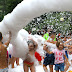 Decenas de niños disfrutan la espuma en otra jornada infantil de fiestas de Retuerto