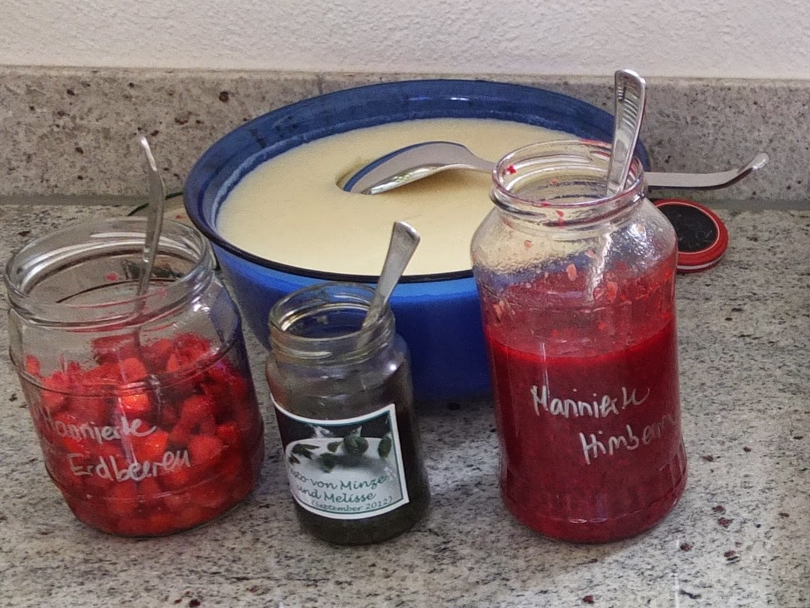 Pâtisserie Nadine: Buttermilch-Mousse mit Minzpesto und marinierten Beeren