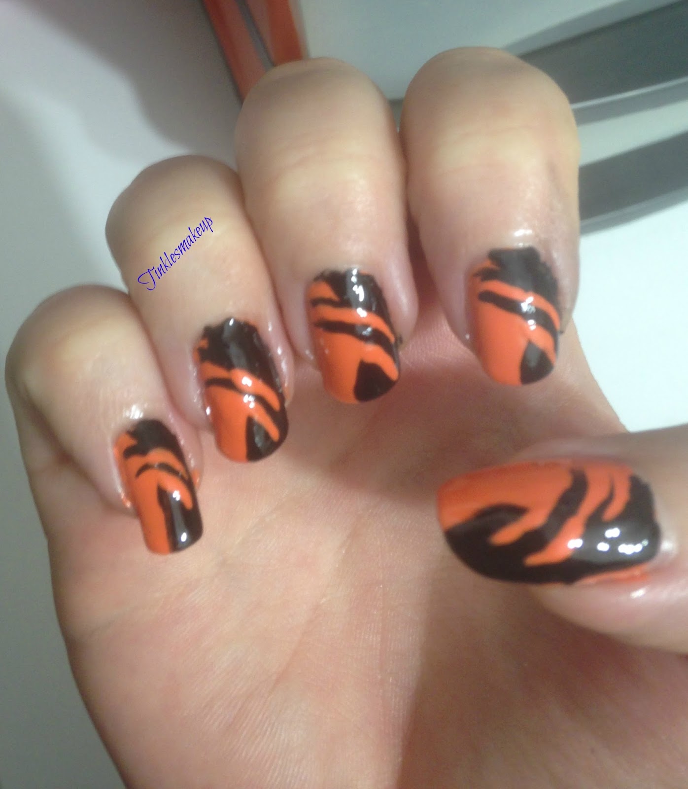 Tiger scratch nail art