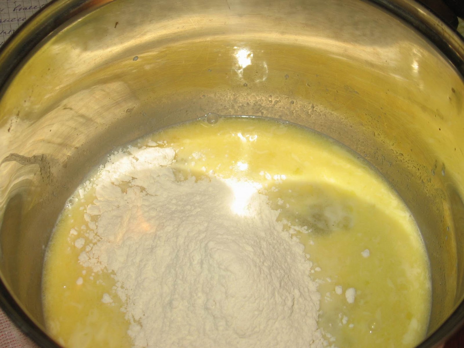 Для чего в тесто добавляют масло. В тесто добавляют масло. Если Добавил в тесто много муки поднимется ли оно. Photo of Water and yeast are added to make Dough.