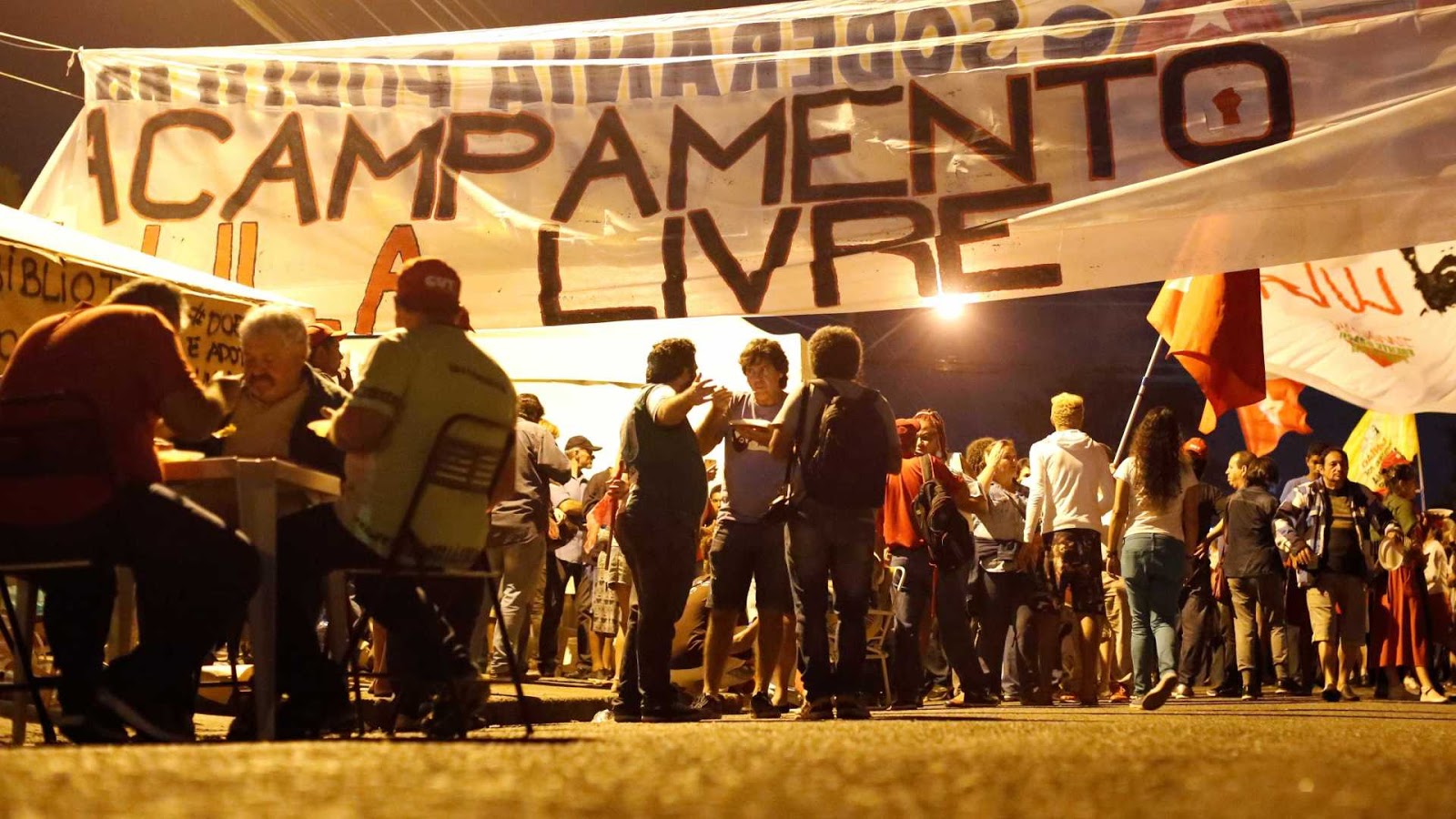 Câmeras de segurança mostram homem atirando contra acampamento pró-Lula; assista