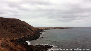 Sendero que nos lleva desde Caleta de Sebo hasta Pedro Barba (al fondo) Sendero que nos lleva desde Caleta de Sebo hasta Pedro Barba (al fondo)