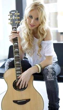 Nicole Natalino Foto de Nicole Natalino posando con su guitarra