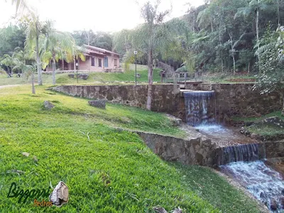 Construção de lagos com os muros de pedra, escada de pedra, sendo lago executado com a cabana rústica com toras de eucalipto com as paredes de tijolo a vista de demolição em Piracaia-SP.