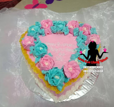 Kue tart bentuk Love dengan bunga mawar 3d Kue tart bentuk Love dengan bunga mawar 3d
