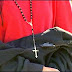 (ΚΟΣΜΟΣ)Tο να φοράνε τα παιδιά κομποσχοίνια με σταυρό είναι ένα σημάδι ότι ανήκουν σε συμμορίες!