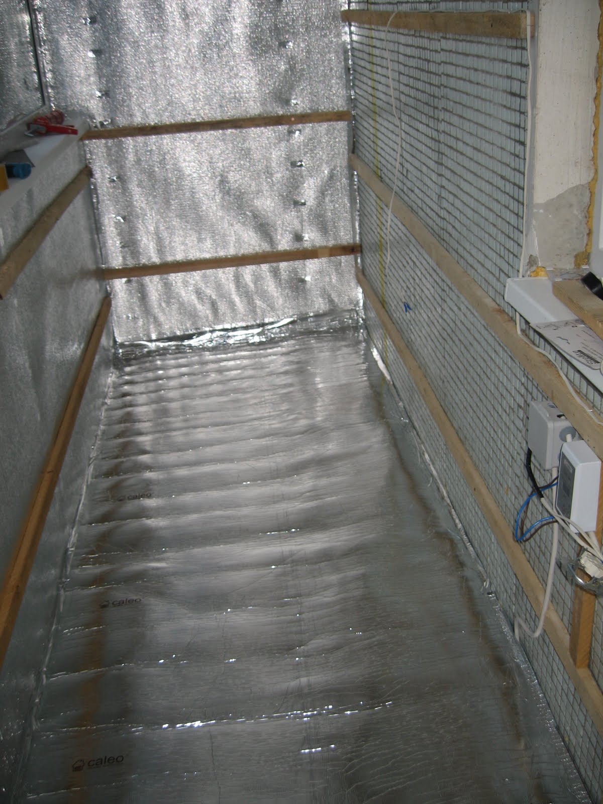 Фольгированный утеплитель какой стороной класть. Фольгированный утеплитель как правильно укладывать. Фольгированная теплоизоляция для пола теплого пола. Пенофол 30. Фольгированный утеплитель какой стороной класть.